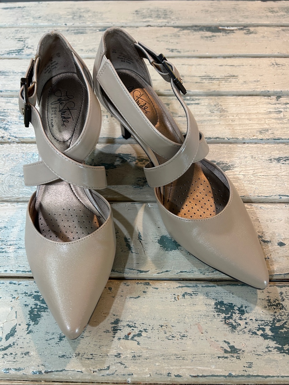 Life Stride Beige Taupe Pointed-Toe Criss-cross Ankle-Strap Heels Size 8